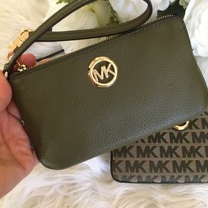 Final sale ✨Michael Kors Fulton large wristlet